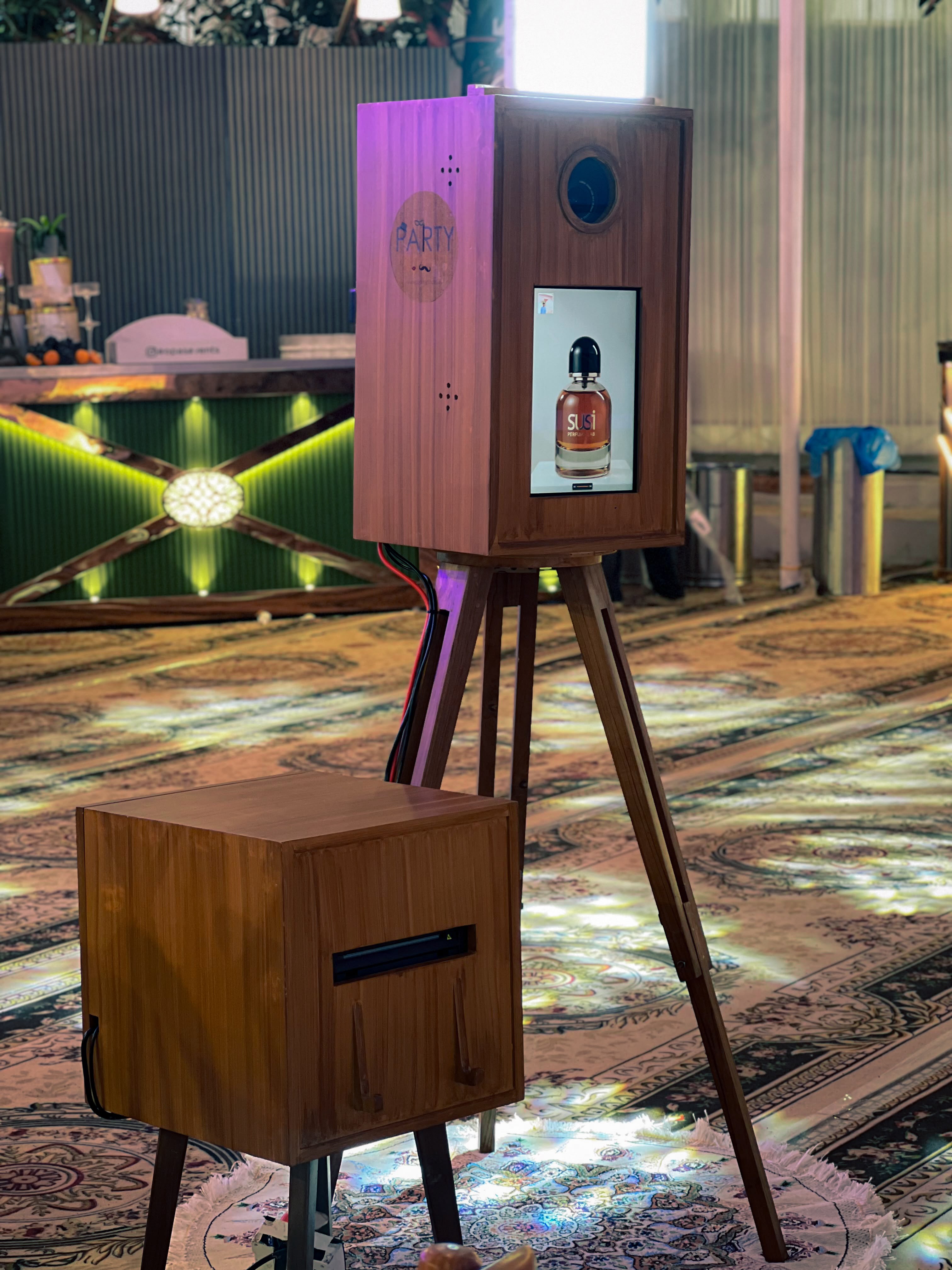PartyBooth Basic Vintage Photobooth with wooden stand and printer station